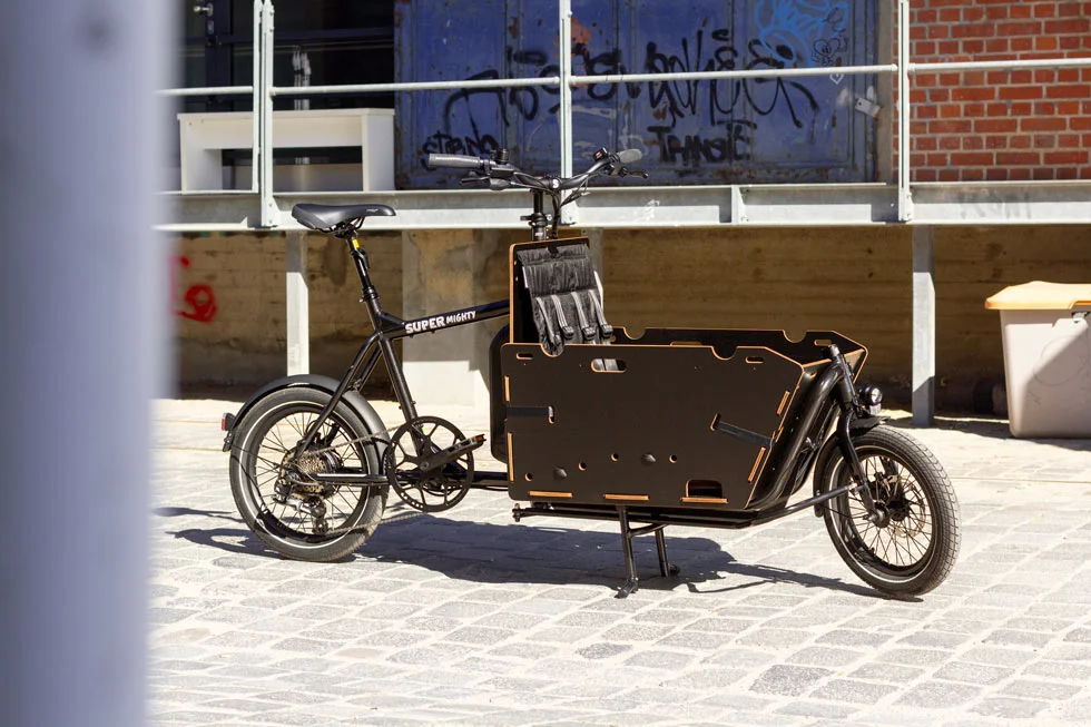 Das Lastenrad Super MIghty von Super Bicycles in einem Industriegebiet in Hamburg