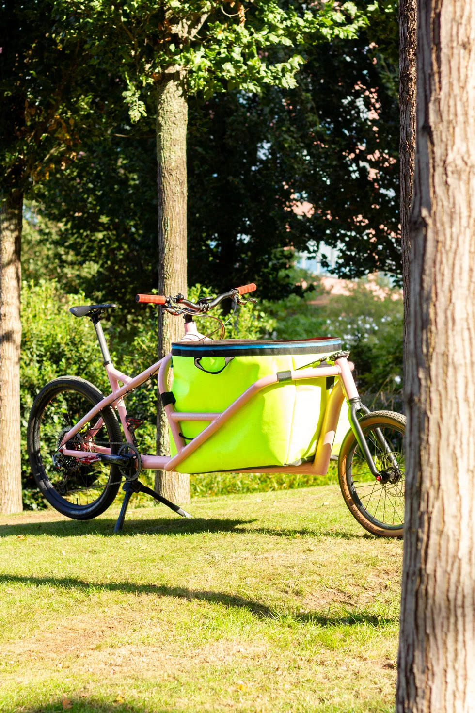 IUMENTUM 1890 mit Rennrad Gravel Ausstattung in lila auf einem Sportplatz in Hamburg