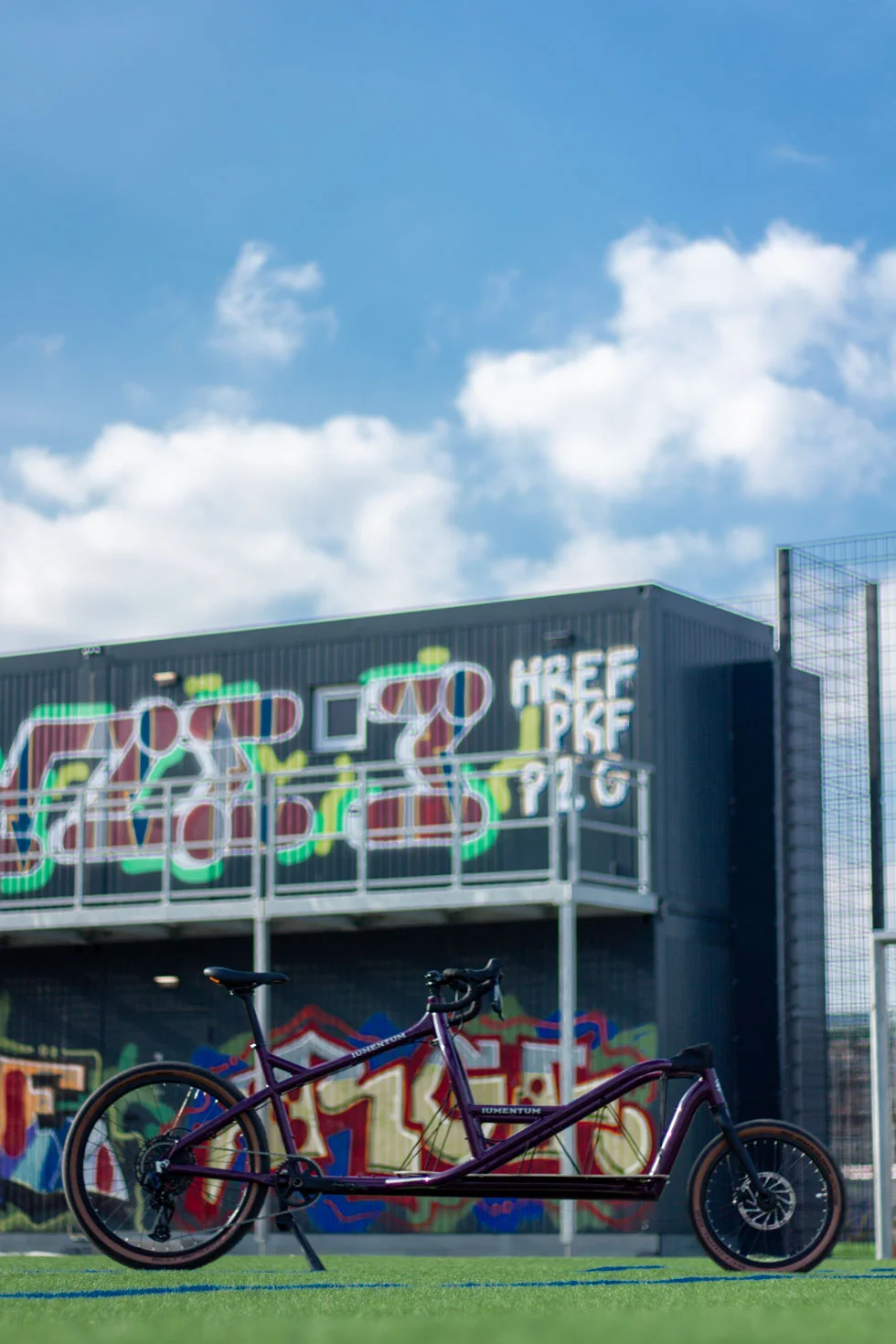 IUMENTUM Rahmenkit Individualaufbau Rennrad in Hamburg auf einem Sportplatz