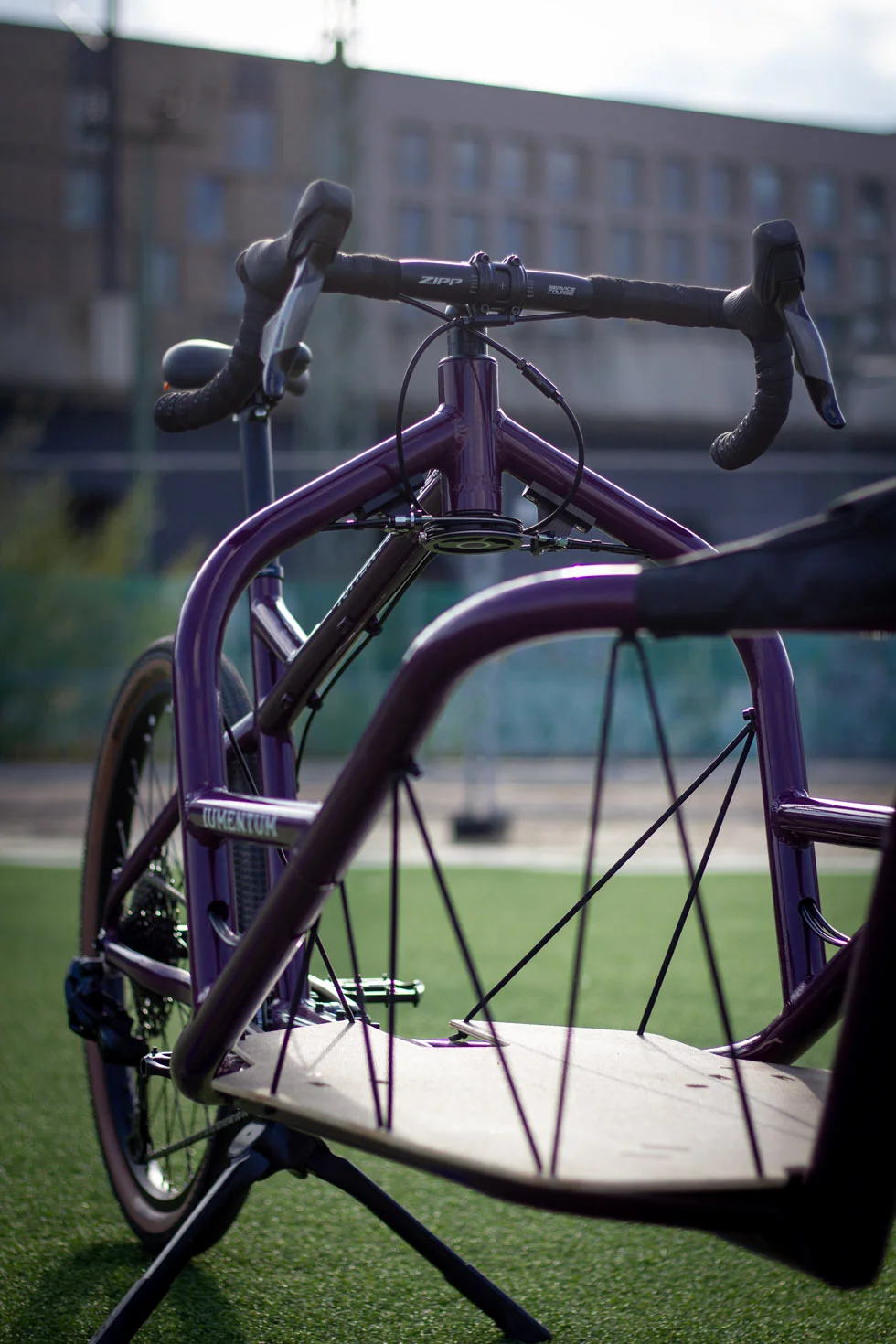 IUMENTUM 1890 mit Rennrad Gravel Ausstattung in lila auf einem Sportplatz in Hamburg