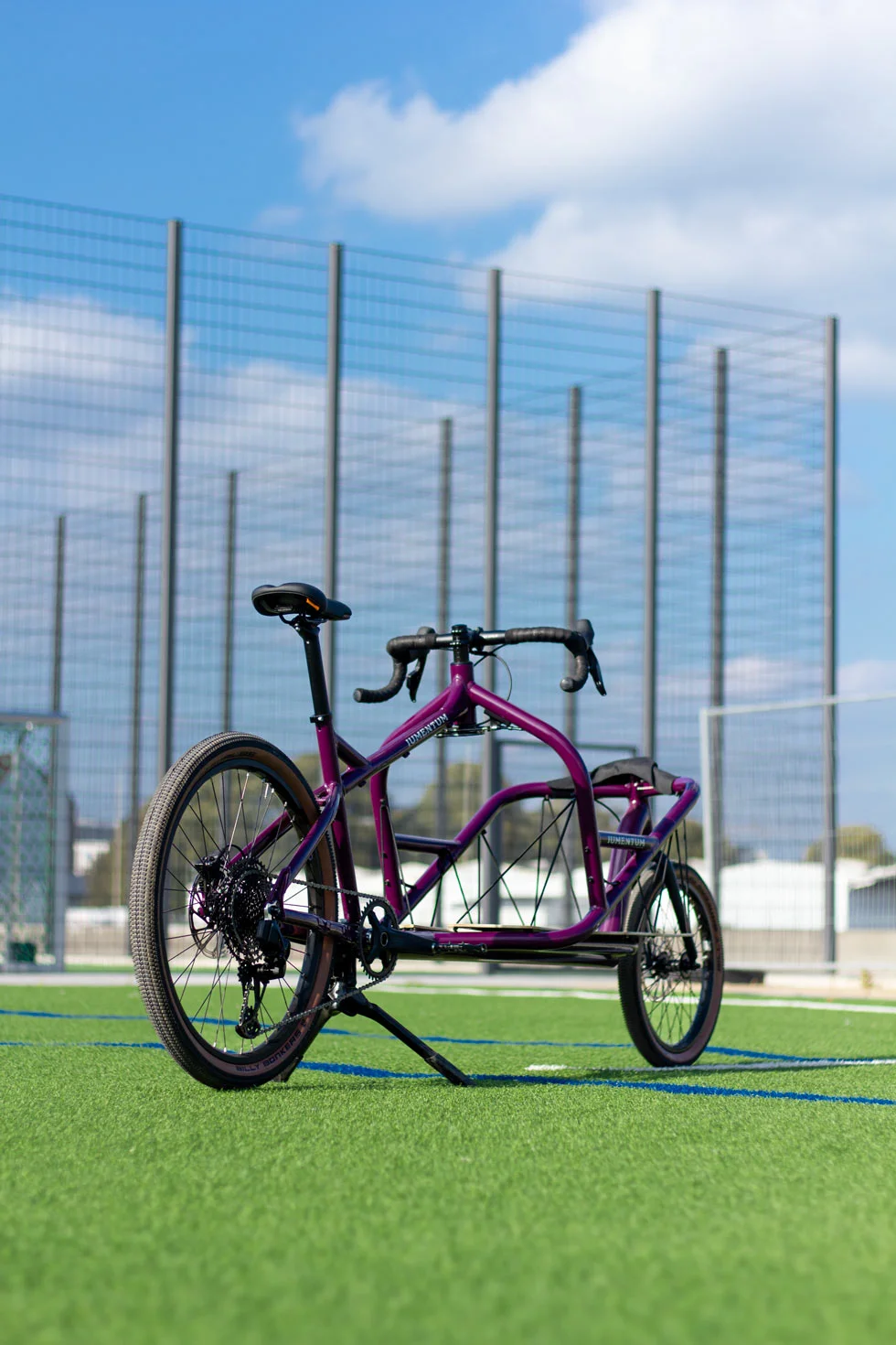 IUMENTUM 1890 in violett / lila auf einem Sportplatz in Hamburg
