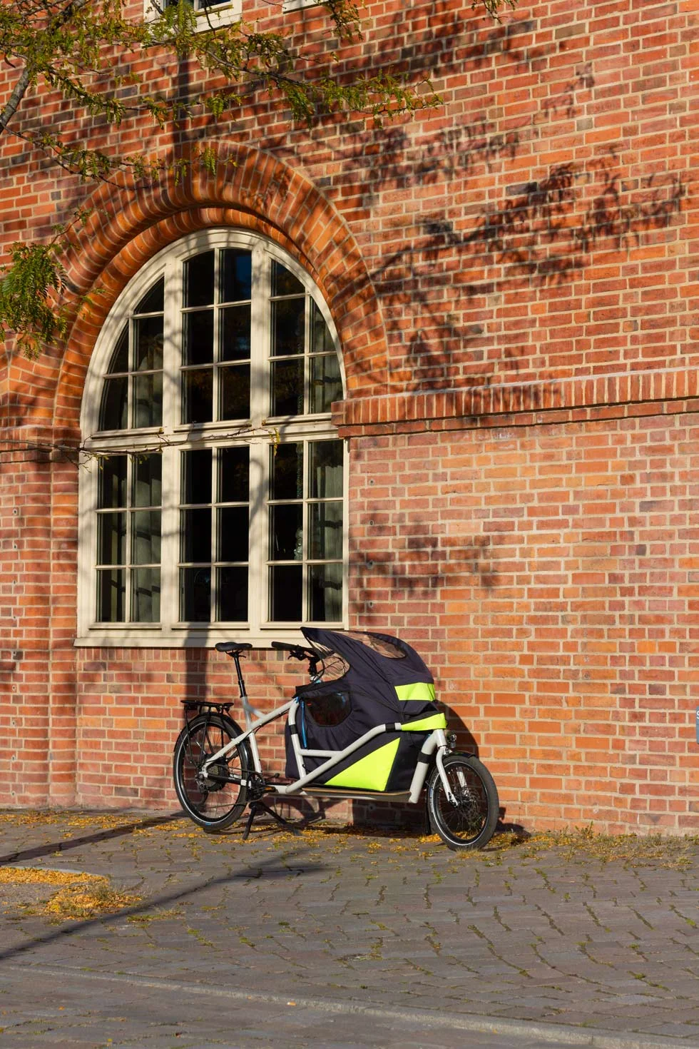 IUMENTUM 1990 vor einer klassichen Hausfassade in Hamburg mit Kindersitz