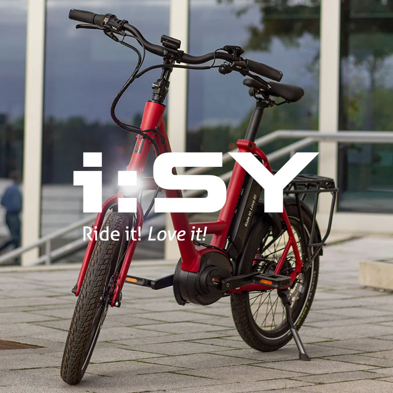 i:SY E-Bike in Hamburg mit Logo im Vordergrund