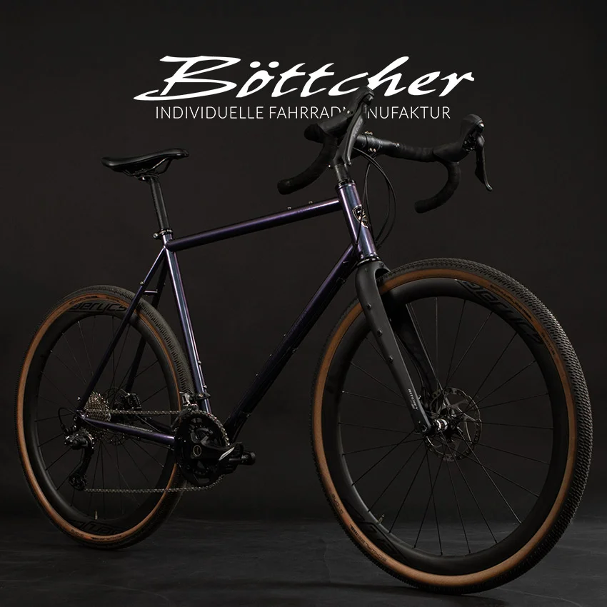 75300800-2c80-47b2-a9a4-1bbf64ccfa31 Böttcher Gravelbike vor dem Böttcher Logo in Hamburg