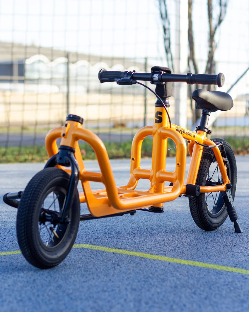 Das Super Mighty in Hamburg vor einer blauen alten Stahltür