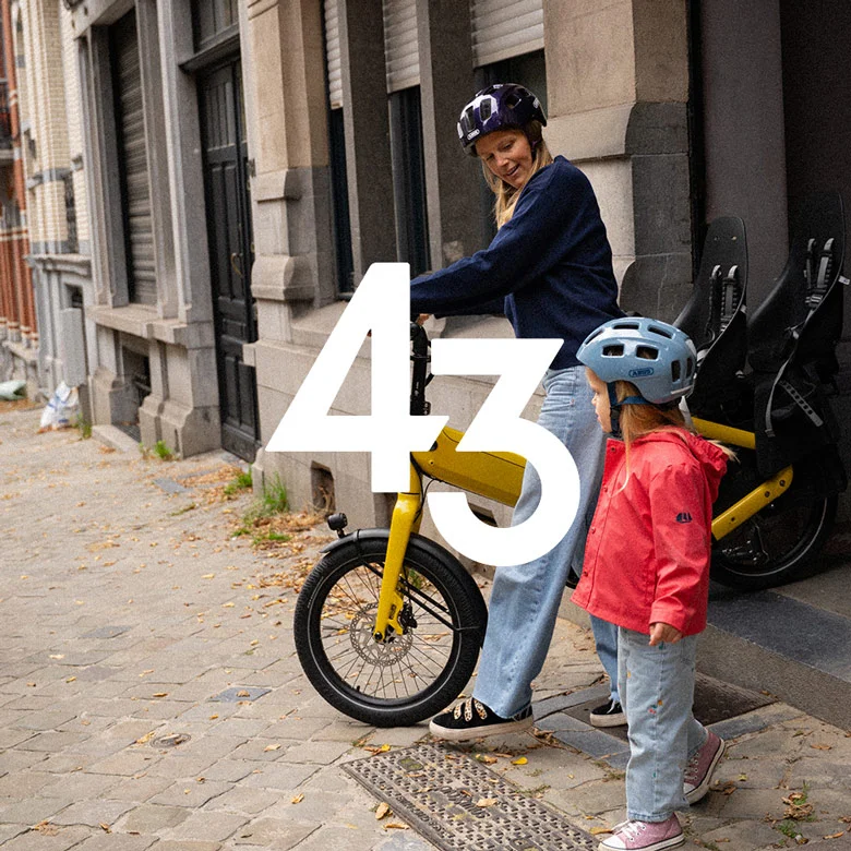 Bike43 Longtail wir aus einem Hauseingang in Hamburg geschoben