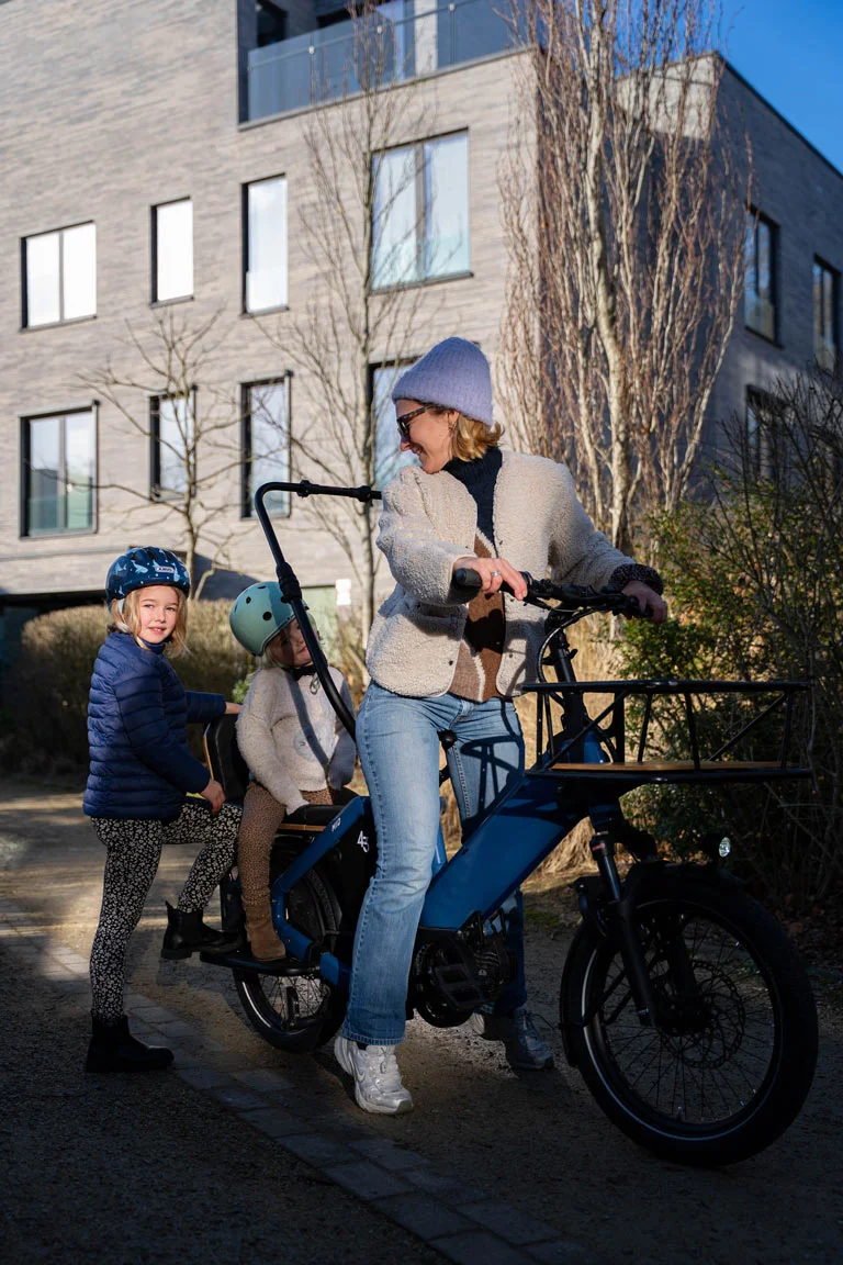 Bike43 Longtail mit zwei Kindern auf dem Rücksitz in Hamburg
