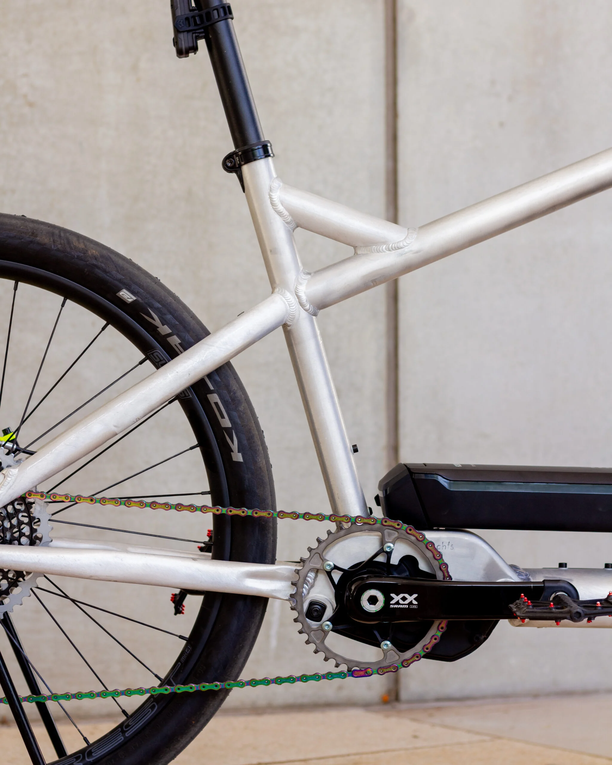 IUMENTUM Rahmen in Silber Raw mit Bosch Mittelmotor