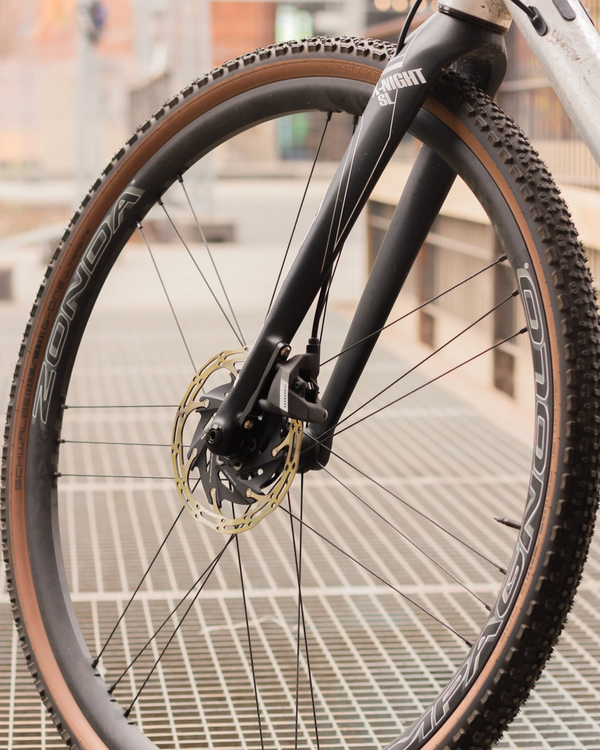 Campagnolo Laufrad an Gravelbike IUMENTUM Schotter