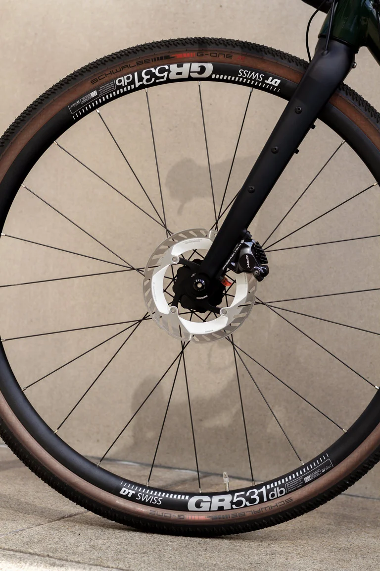 Vorderes Laufrad von DT Swiss mit Shimano GRX Scheibenbremse